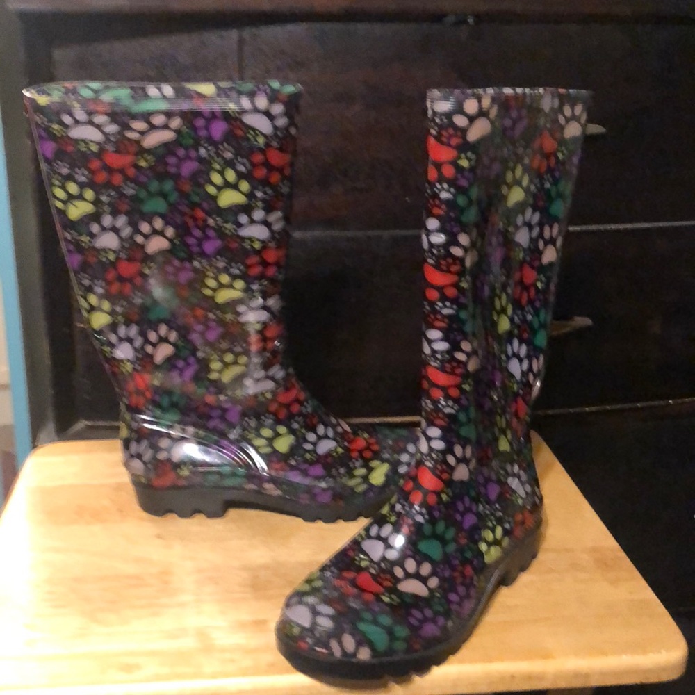Paws rain boots great condition goes with any outfit